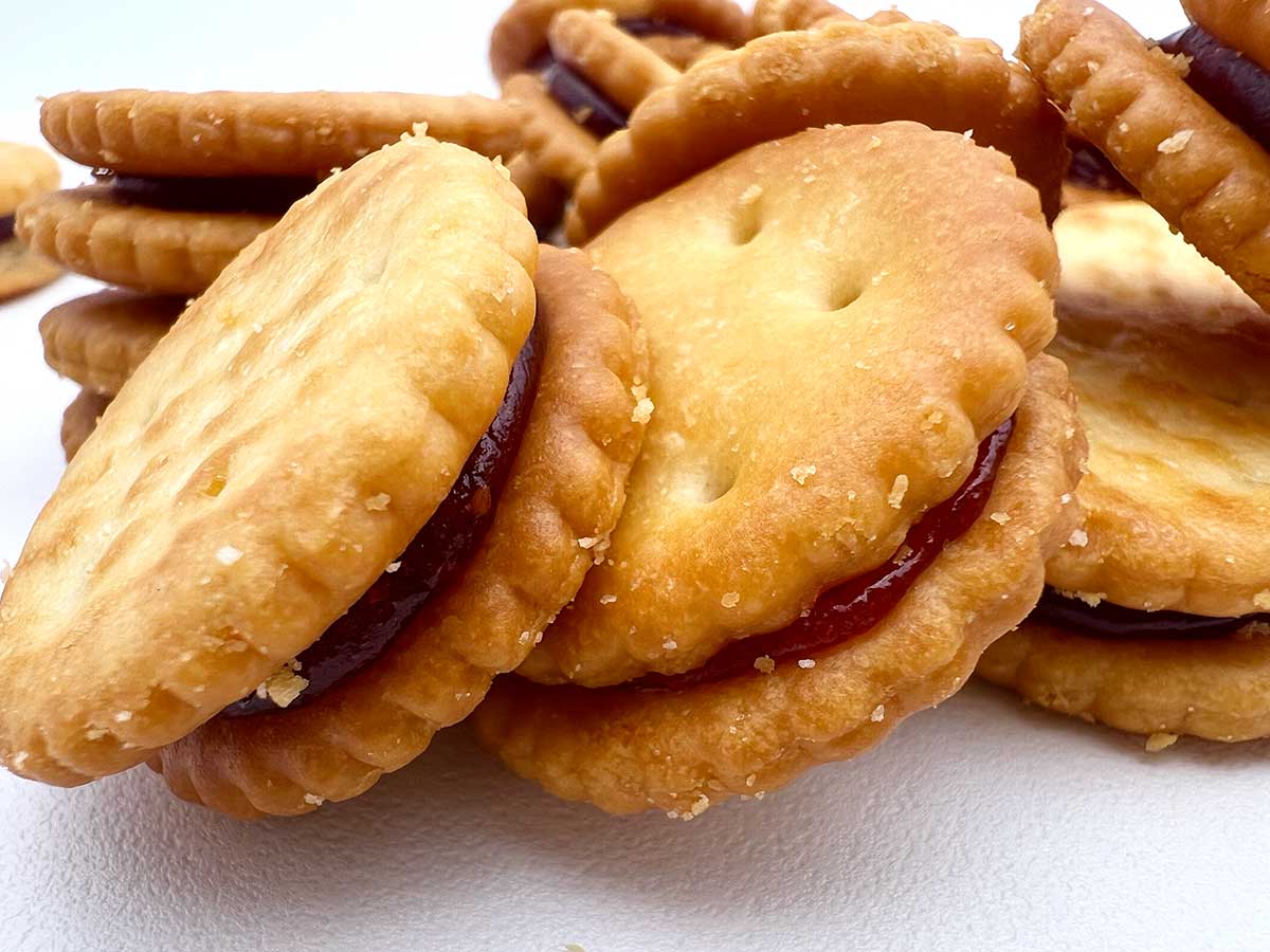 無印良品「無選別 いちごジャムサンドクラッカー」