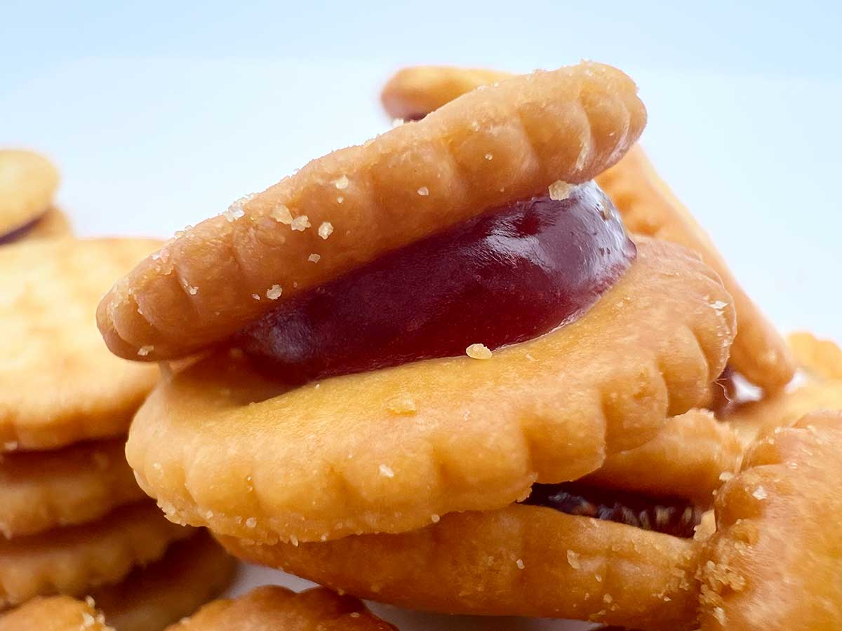 無印良品「無選別 いちごジャムサンドクラッカー」