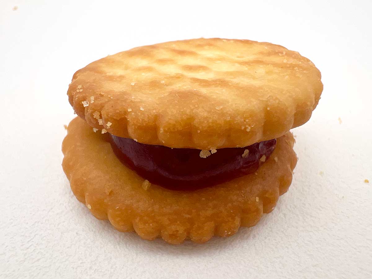 無印良品「無選別 いちごジャムサンドクラッカー」