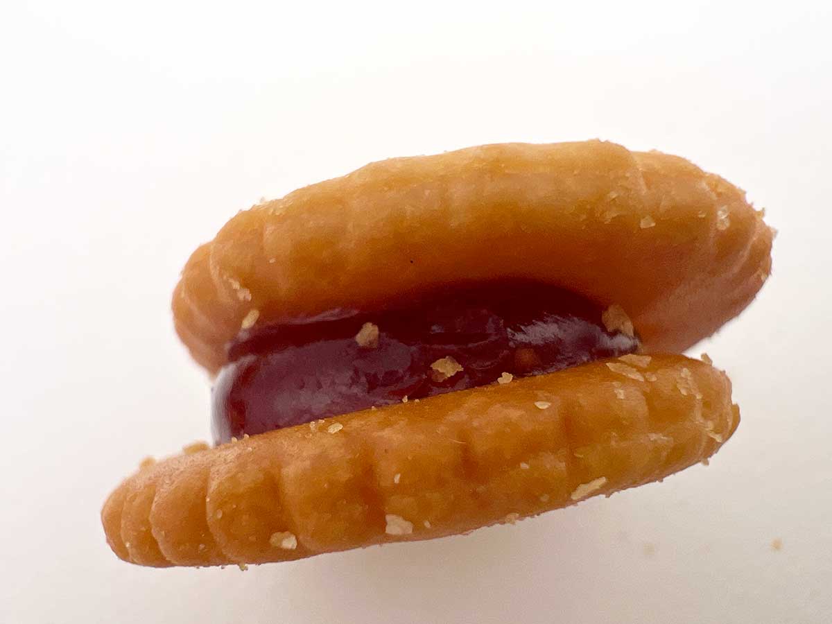 無印良品「無選別 いちごジャムサンドクラッカー」