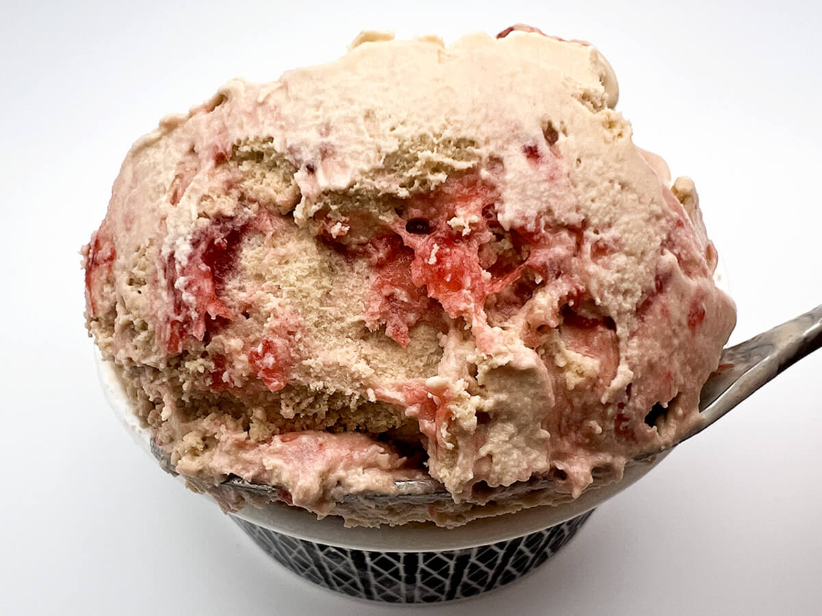 セブンイレブン限定「森永　モウスペシャル　いちごミルクティー」