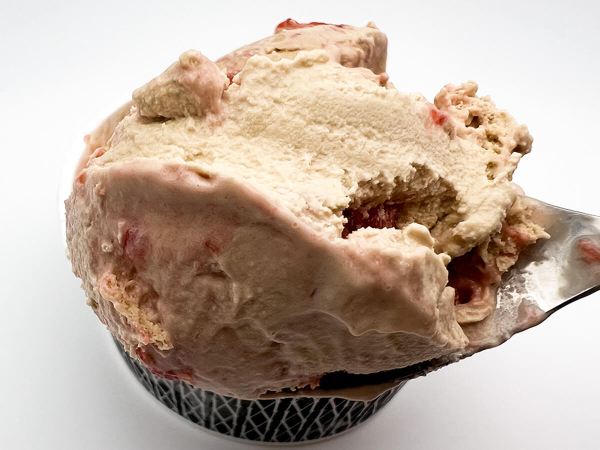 セブンイレブン限定「森永　モウスペシャル　いちごミルクティー」