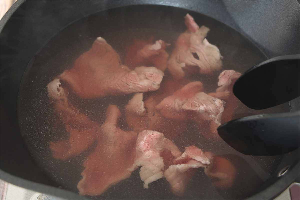 笠原将弘さん「もやしと牛肉のごまポン酢丼」