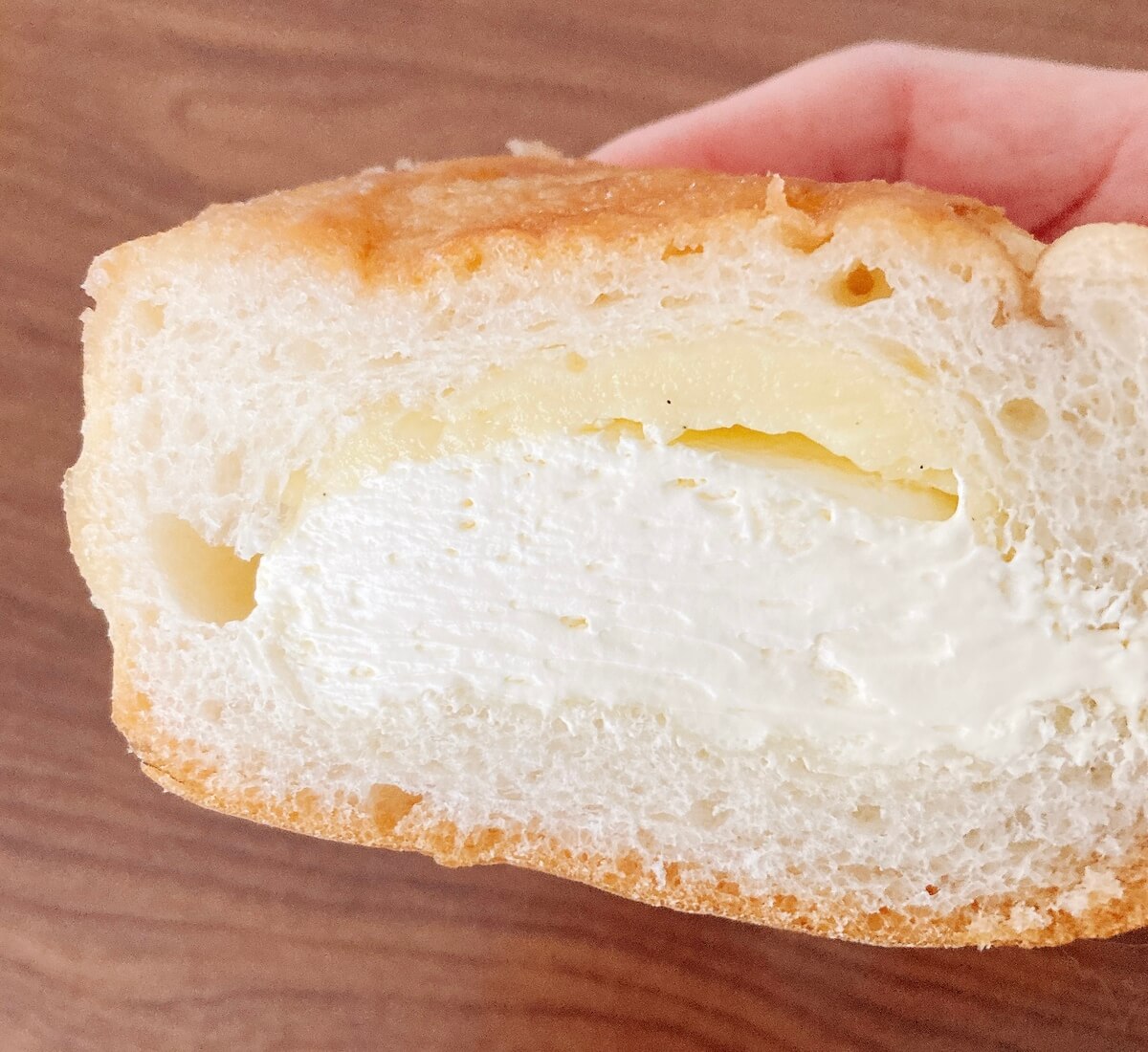 ファミリーマート「たっぷりクリームのクレームブリュレパン」