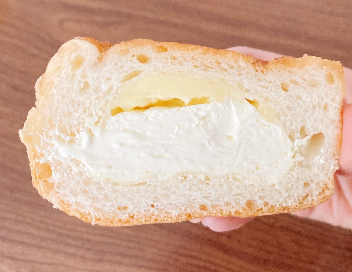 ファミリーマート「たっぷりクリームのクレームブリュレパン」