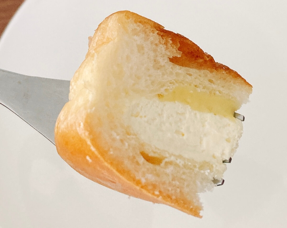 ファミリーマート「たっぷりクリームのクレームブリュレパン」