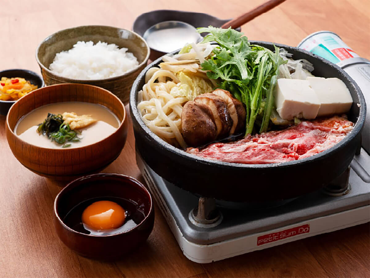 宮本むなし「黒毛和牛のすき焼き定食」が最大500円引きでお得!