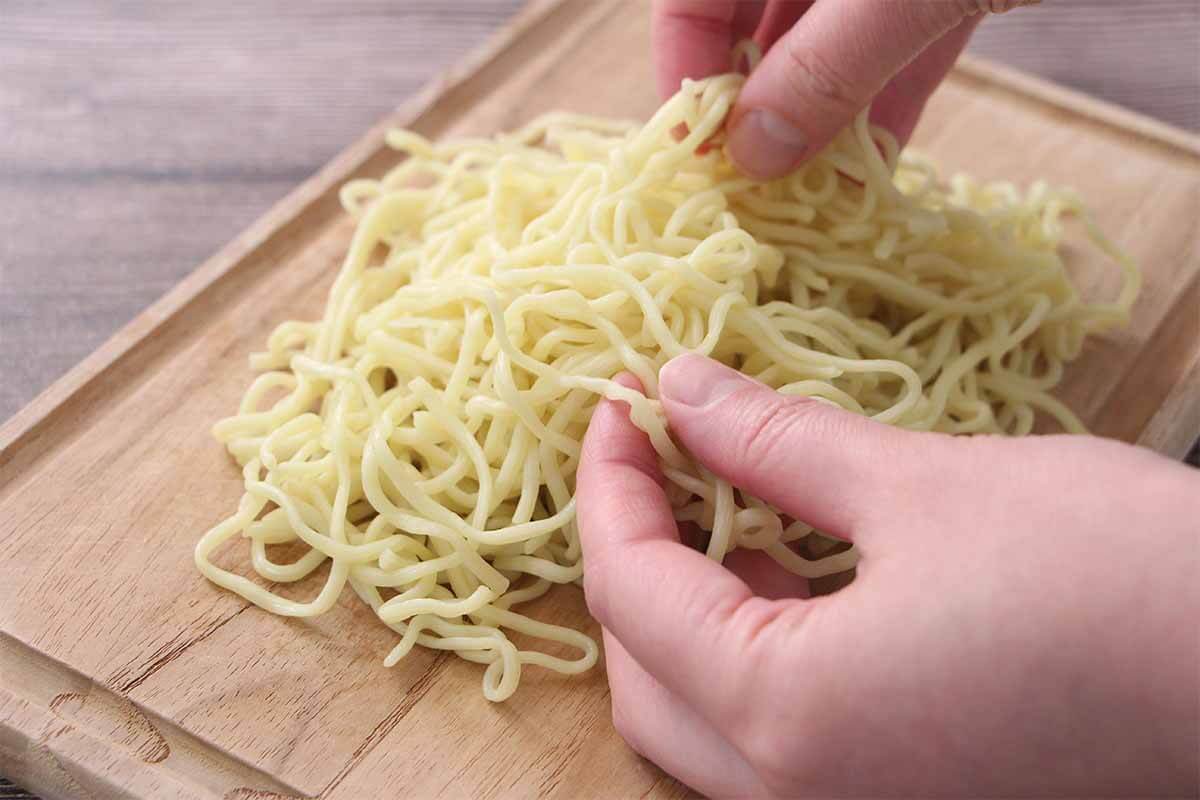 栗原はるみさん「豆もやしの黒酢あんかけ焼きそば」