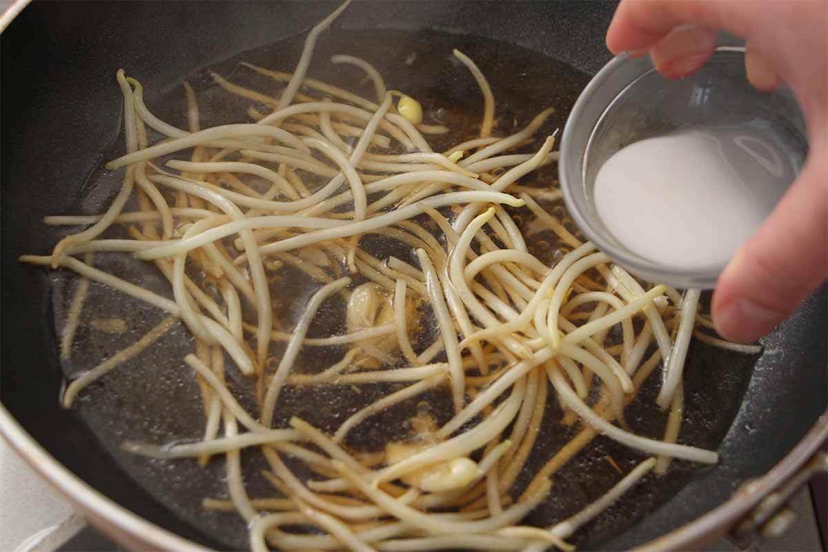栗原はるみさん「豆もやしの黒酢あんかけ焼きそば」