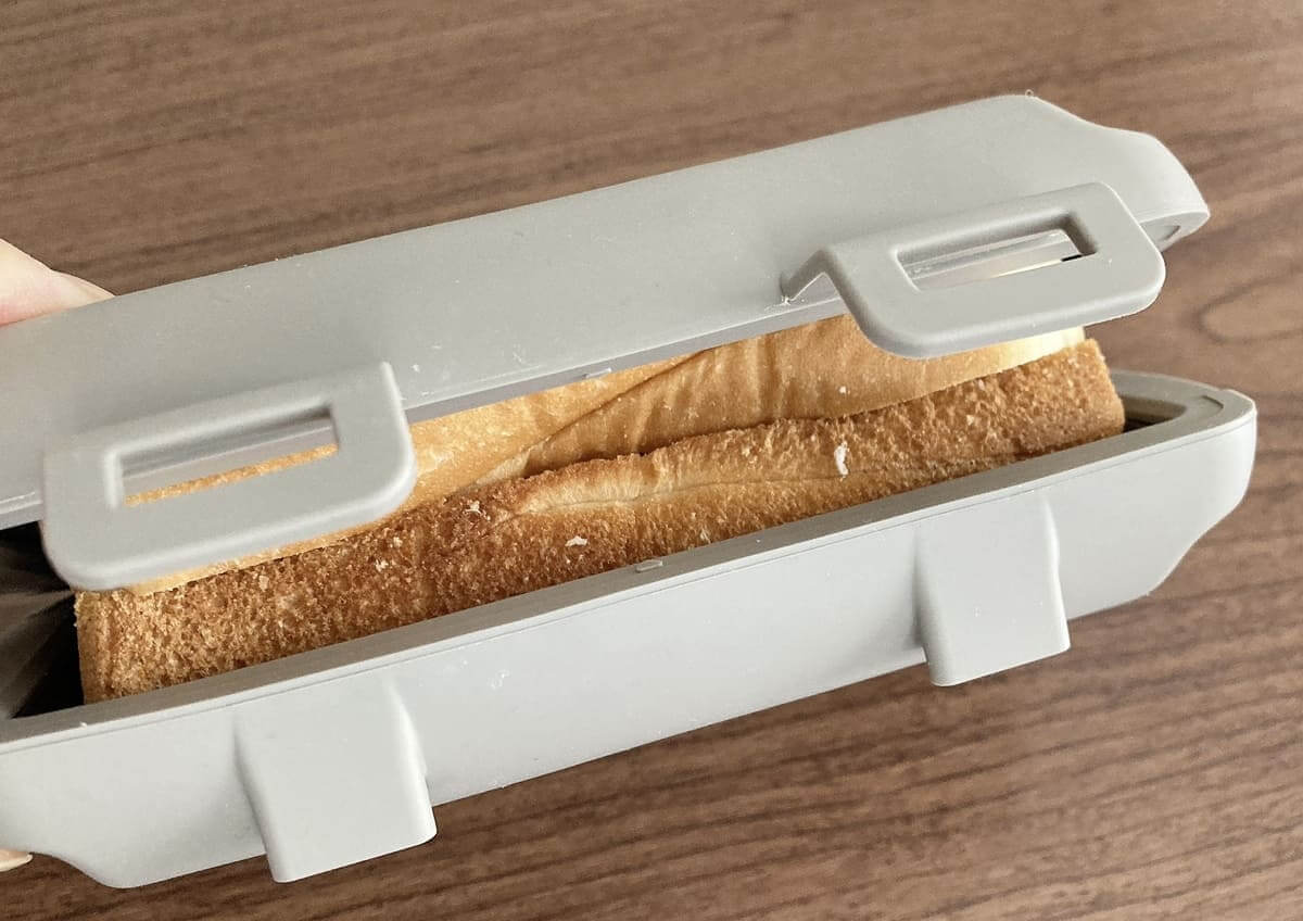 3COINS「電子レンジ用ハーフホットサンドメーカー」
