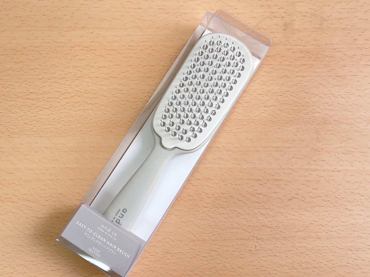3COINS「そうじがしやすいヘアブラシ／and us」