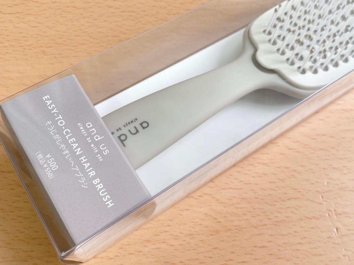 3COINS「そうじがしやすいヘアブラシ／and us」