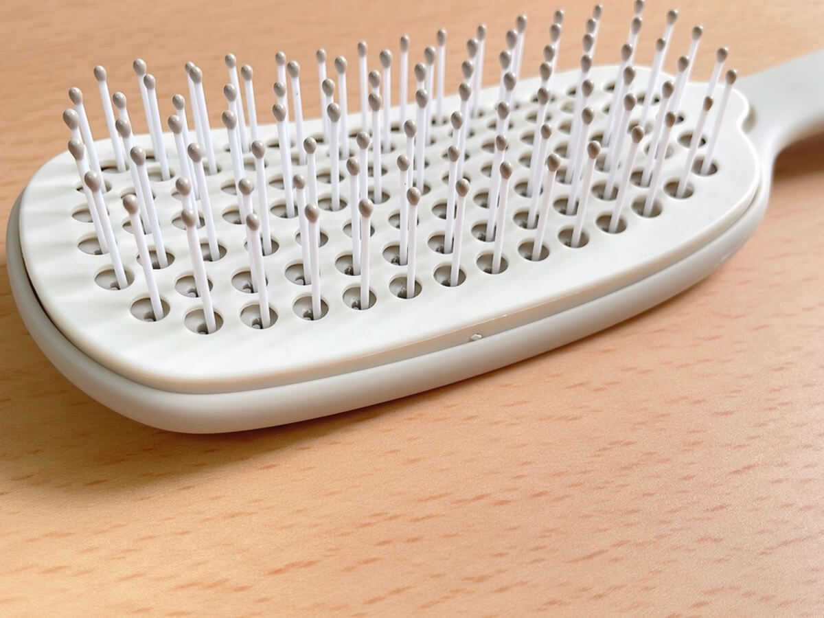 3COINS「そうじがしやすいヘアブラシ／and us」