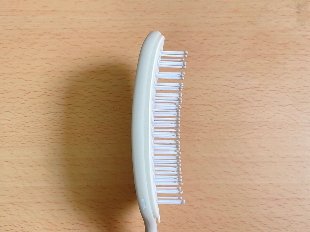 3COINS「そうじがしやすいヘアブラシ／and us」