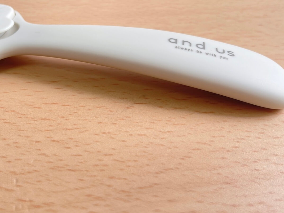 3COINS「そうじがしやすいヘアブラシ／and us」