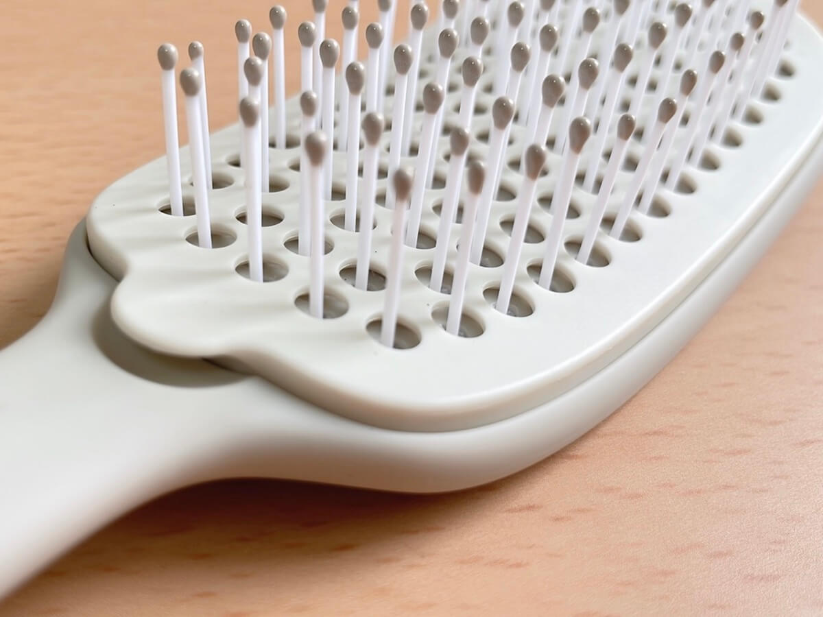 3COINS「そうじがしやすいヘアブラシ／and us」