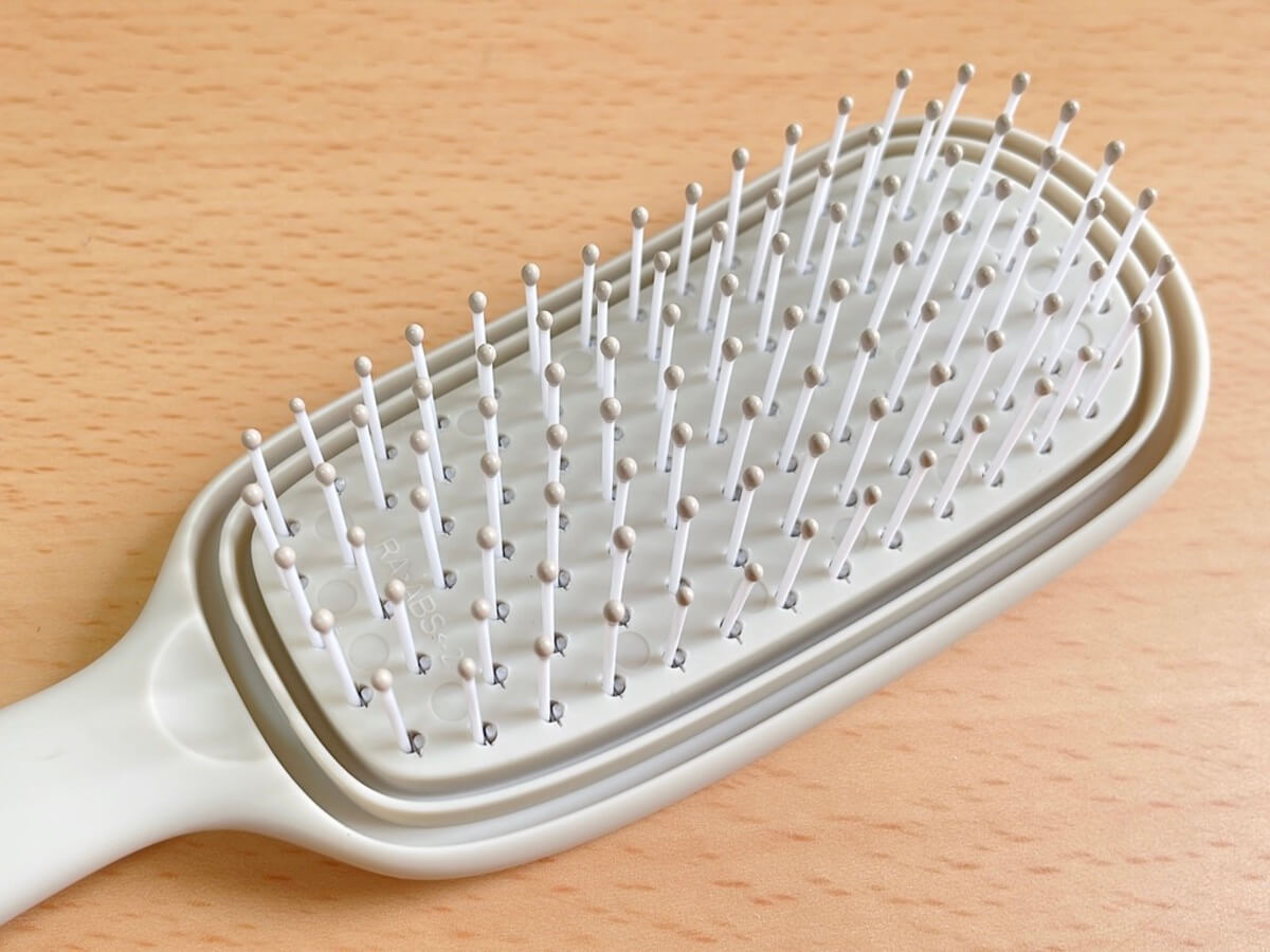 3COINS「そうじがしやすいヘアブラシ／and us」