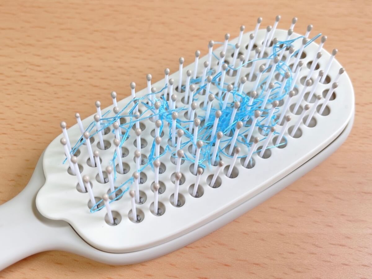 3COINS「そうじがしやすいヘアブラシ／and us」