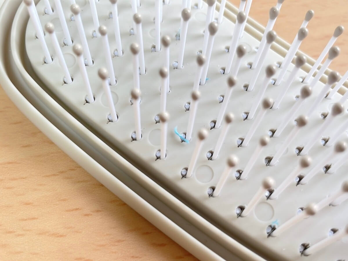 3COINS「そうじがしやすいヘアブラシ／and us」