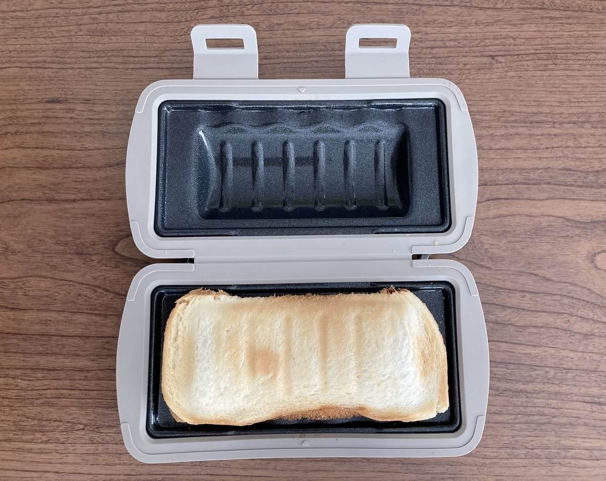 3COINS「電子レンジ用ハーフホットサンドメーカー」