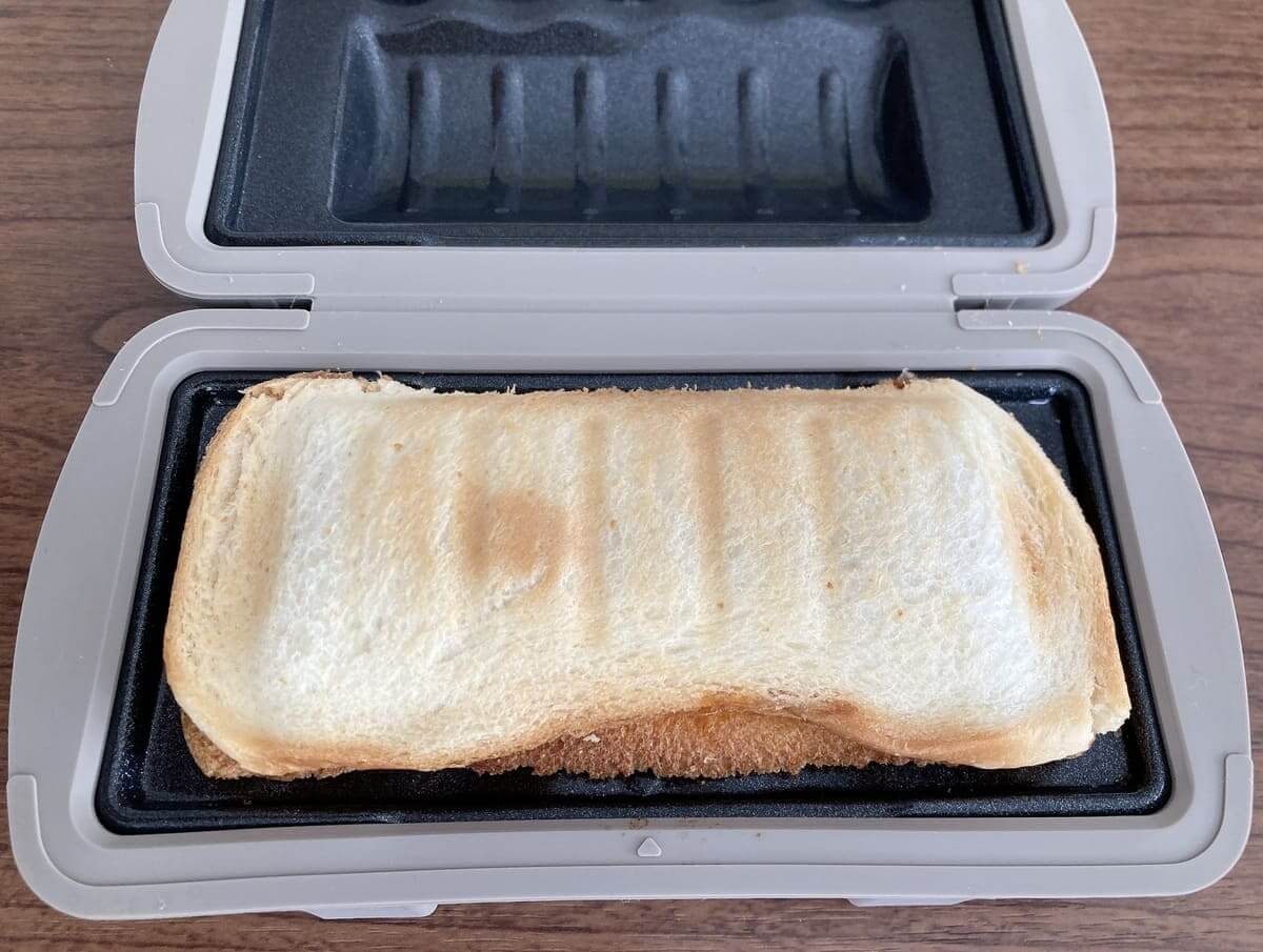 3COINS「電子レンジ用ハーフホットサンドメーカー」