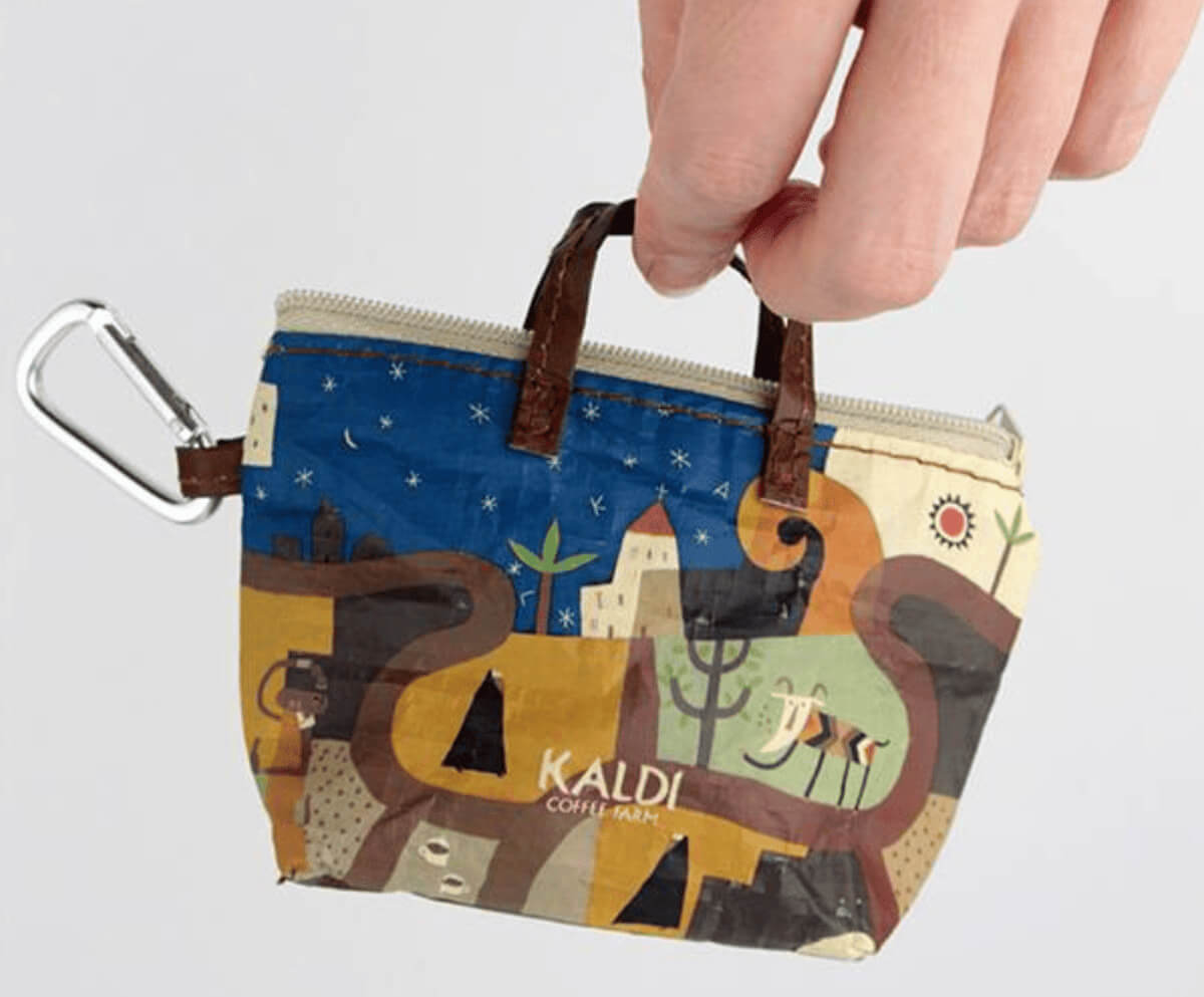 カルディ伝説柄カラビナ付きミニバッグ(コーヒーゼリー入り)