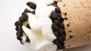 ファミマ、神コラボ大反響「これめちゃ美味い」「主食にしたい」地域限定お菓子がアイスに降臨!