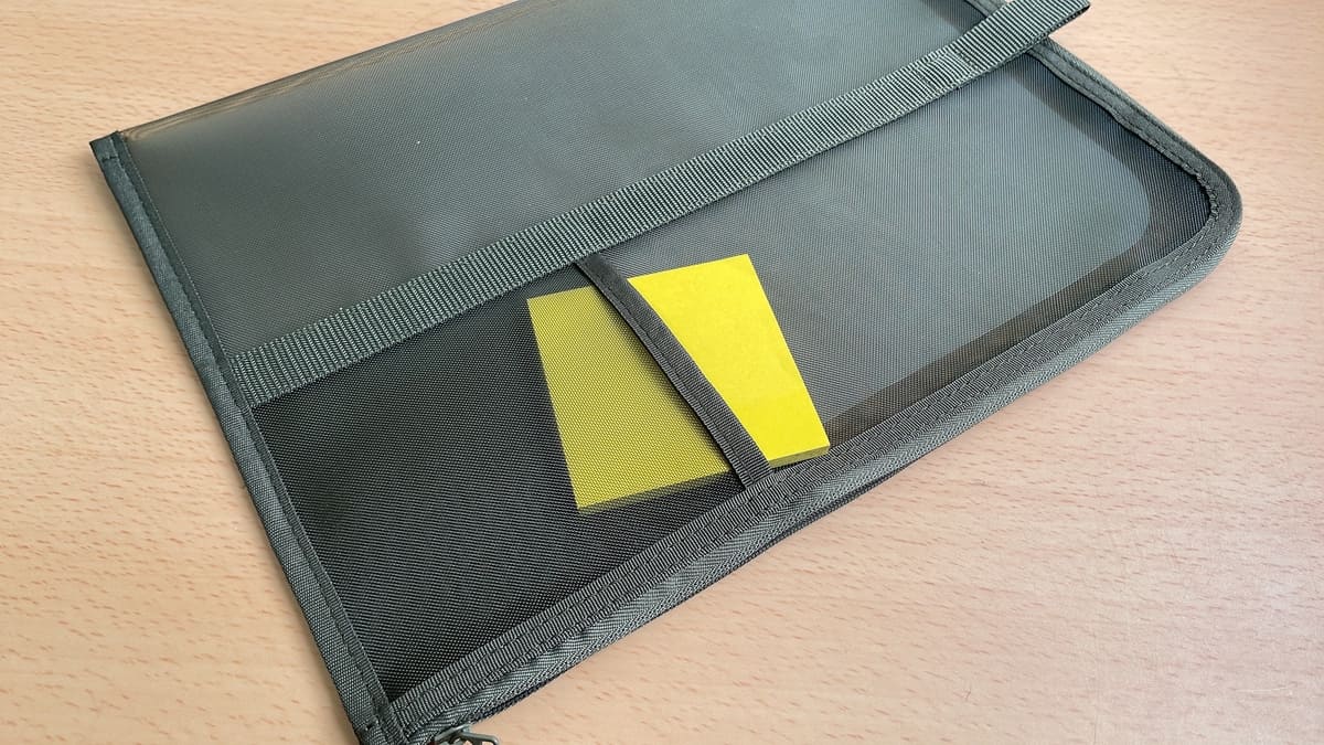 無印良品「ナイロンメッシュ　縦型書類ケース・仕切り付」
