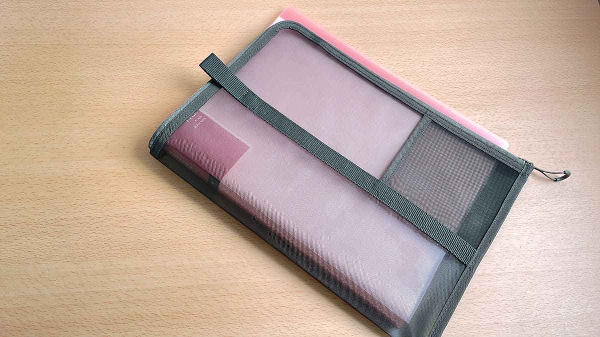 無印良品「ナイロンメッシュ　縦型書類ケース・仕切り付」