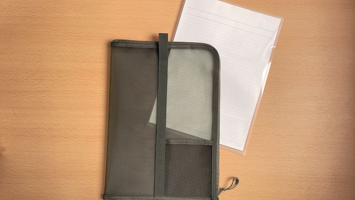 無印良品「ナイロンメッシュ　縦型書類ケース・仕切り付」