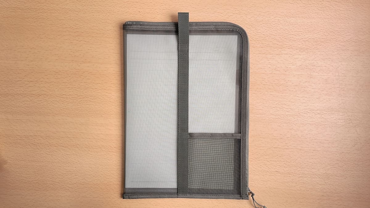 無印良品「ナイロンメッシュ　縦型書類ケース・仕切り付」