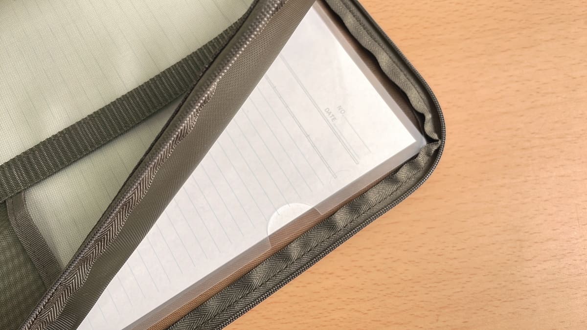 無印良品「ナイロンメッシュ　縦型書類ケース・仕切り付」