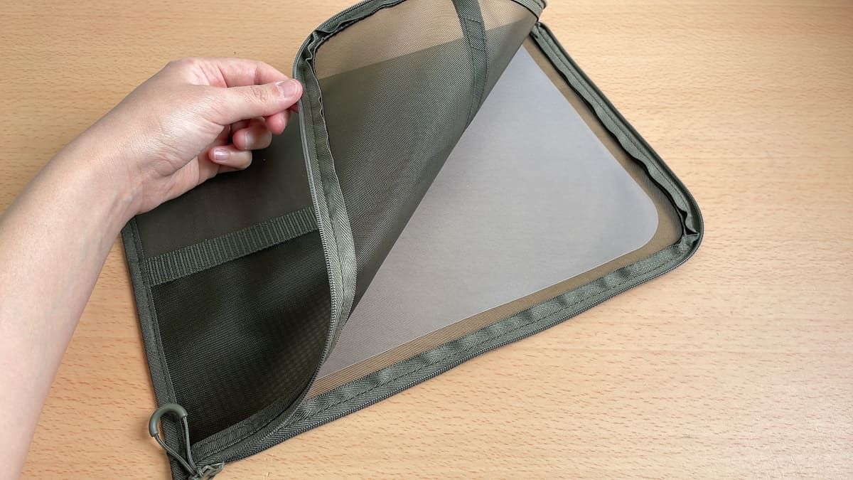 無印良品「ナイロンメッシュ　縦型書類ケース・仕切り付」