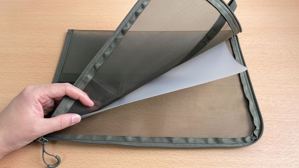 無印良品「ナイロンメッシュ　縦型書類ケース・仕切り付」