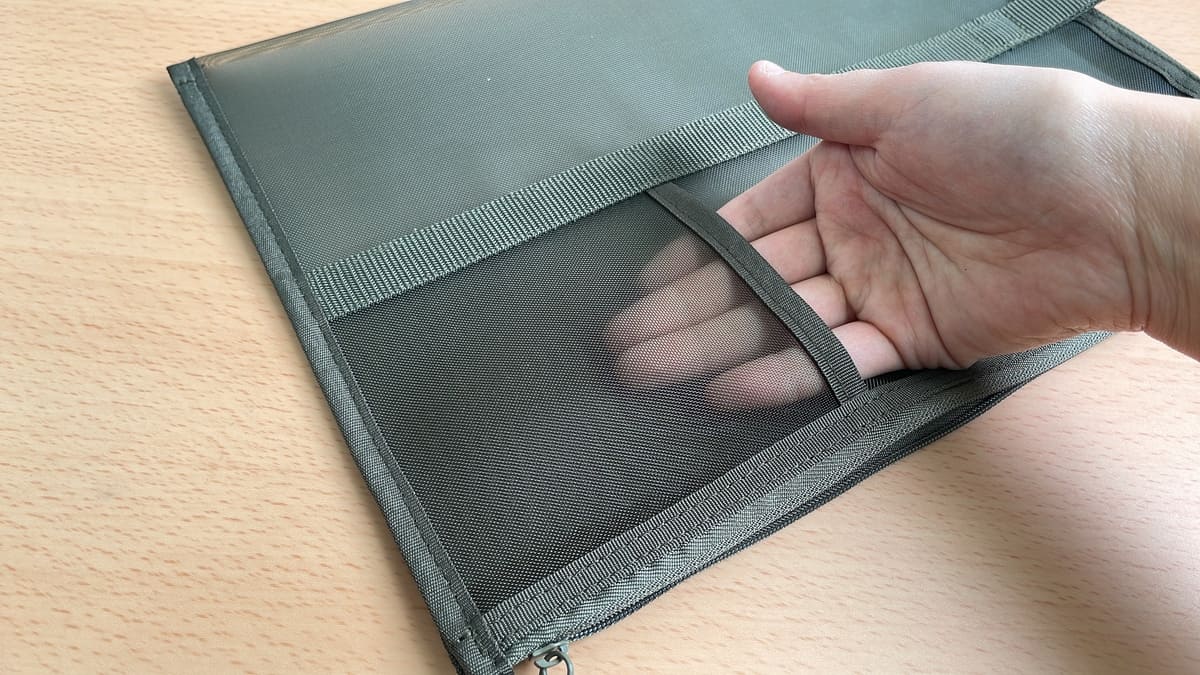 無印良品「ナイロンメッシュ　縦型書類ケース・仕切り付」