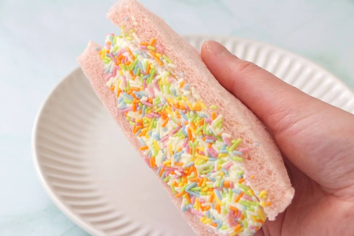 セブンイレブン「よくばりサンド カラーチョコ&ホイップ」