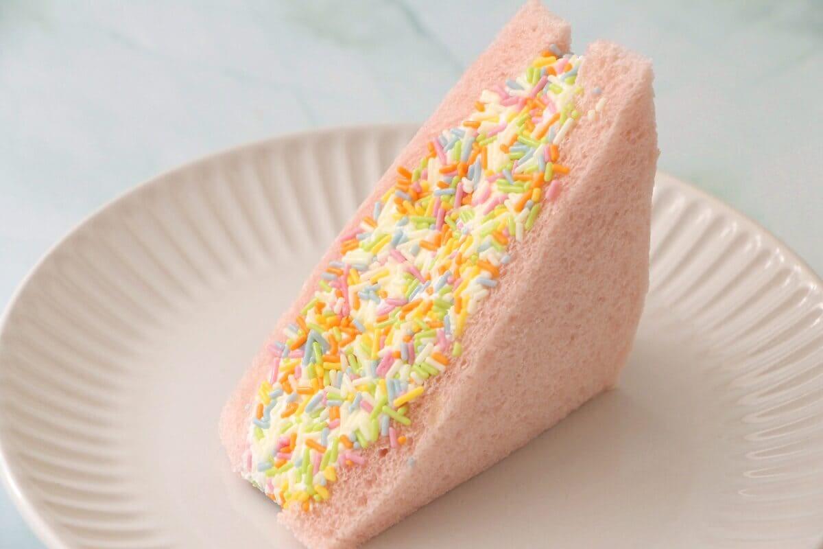 セブンイレブン「よくばりサンド カラーチョコ&ホイップ」