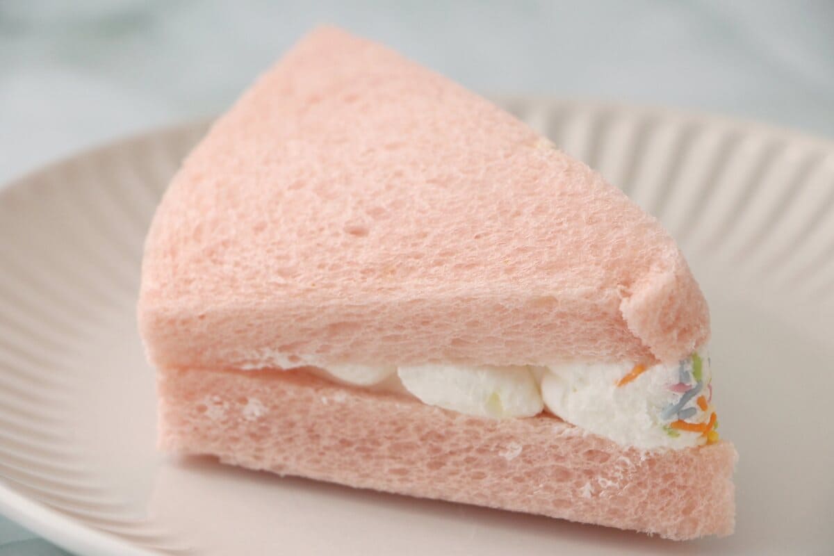 セブンイレブン「よくばりサンド カラーチョコ&ホイップ」