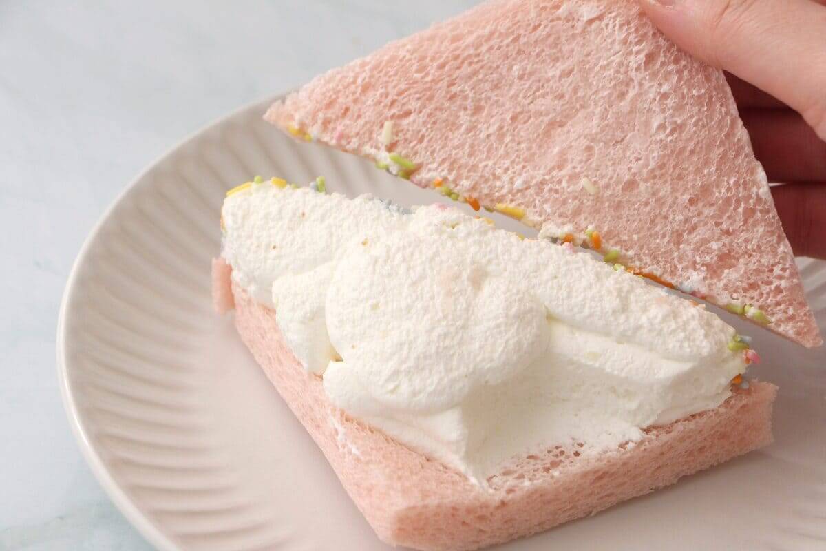 セブンイレブン「よくばりサンド カラーチョコ&ホイップ」