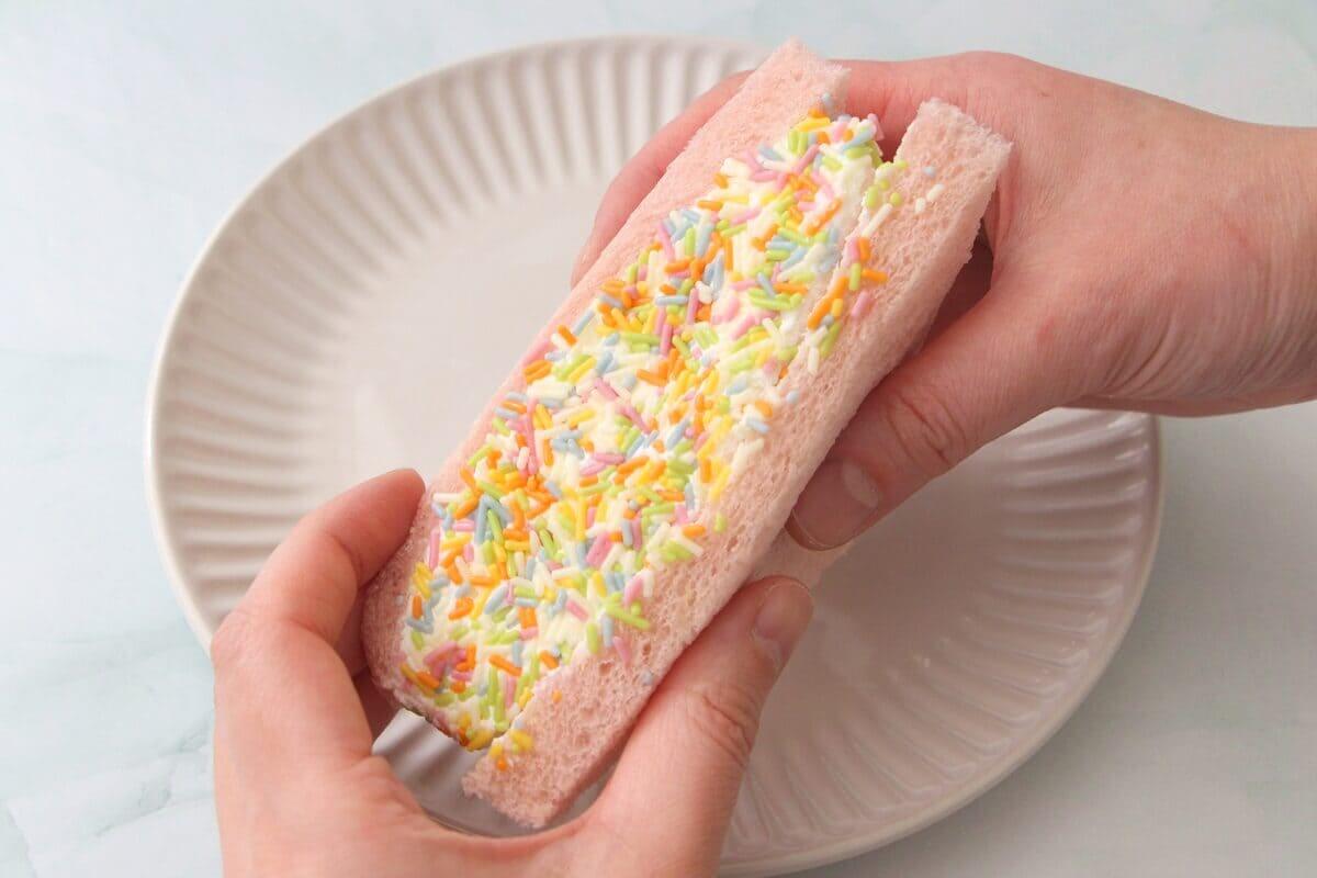 セブンイレブン「よくばりサンド カラーチョコ&ホイップ」