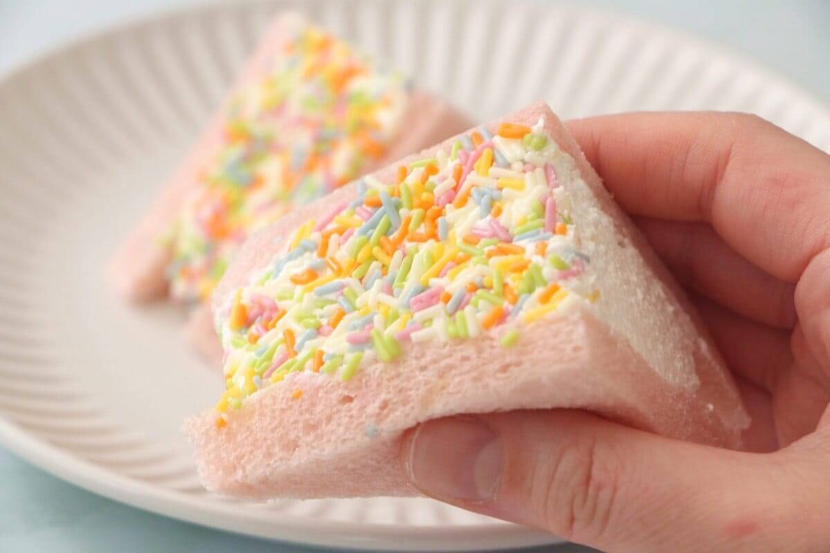 セブンイレブン「よくばりサンド カラーチョコ&ホイップ」