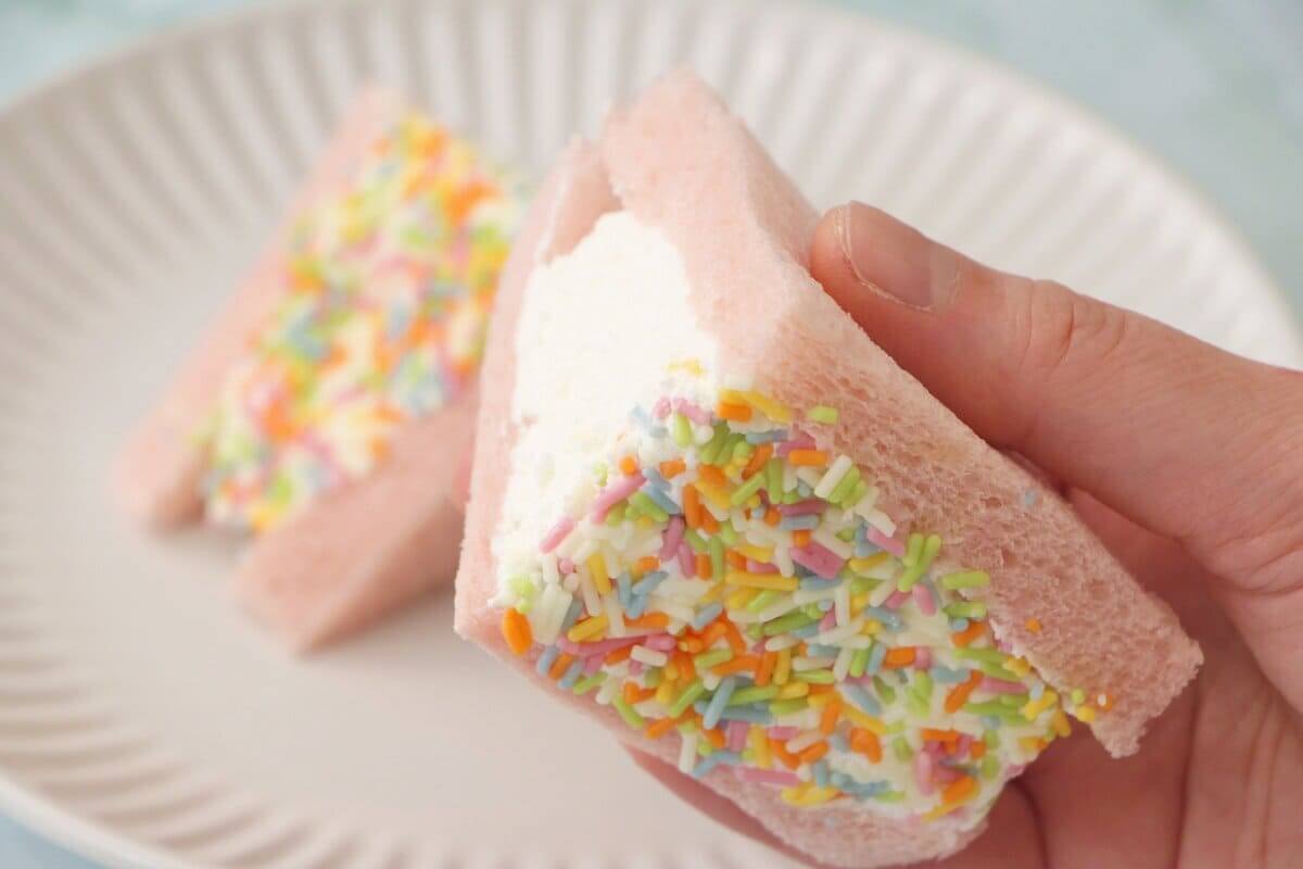 セブンイレブン「よくばりサンド カラーチョコ&ホイップ」