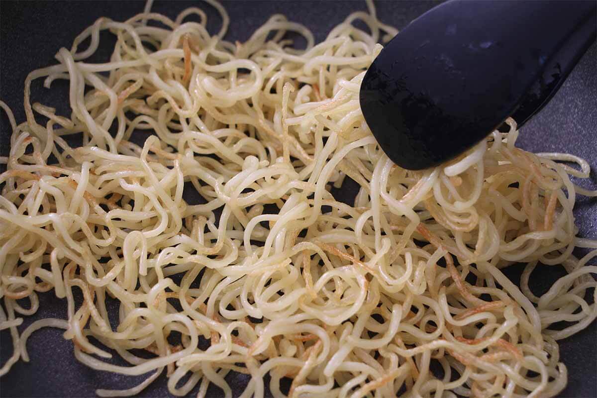 栗原はるみさん「豆もやしの黒酢あんかけ焼きそば」