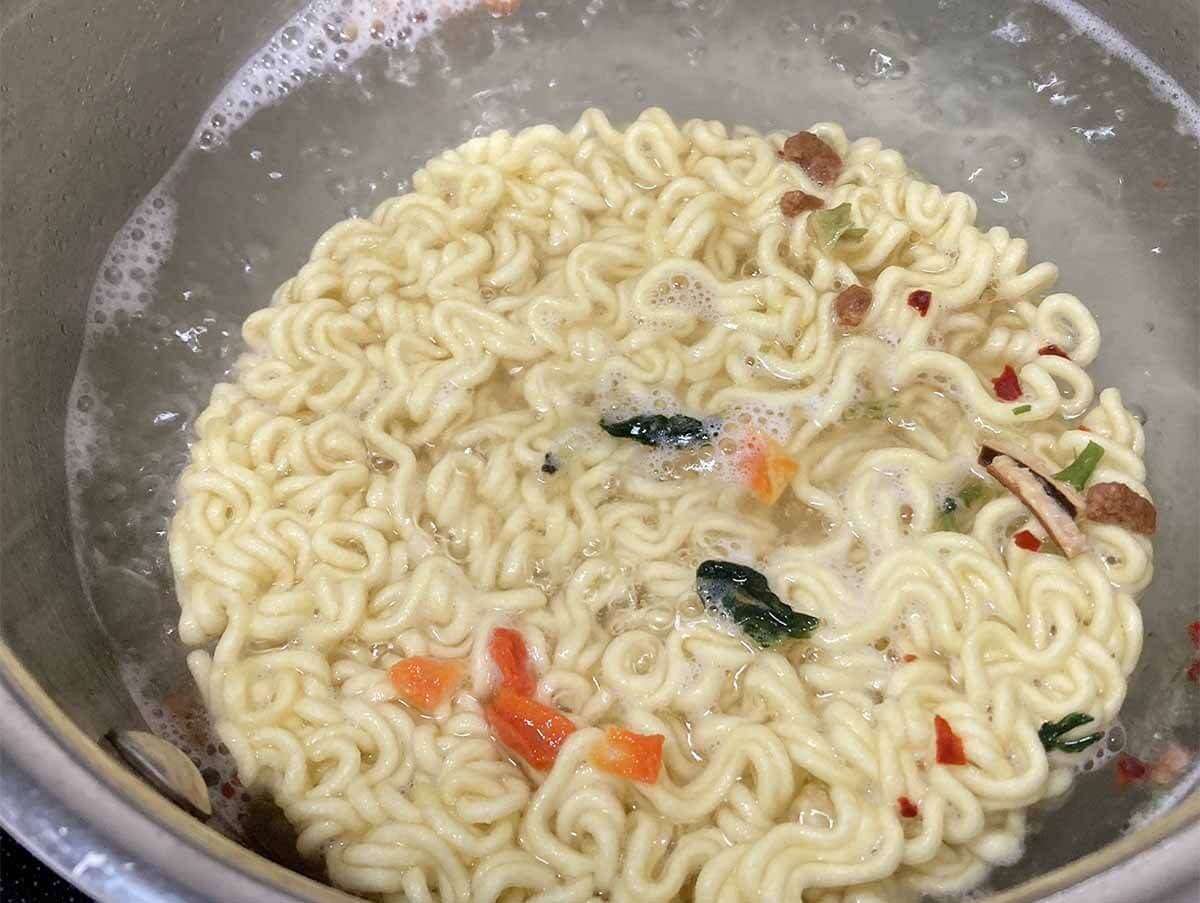 タサン志麻さん「辛ラーメンのまぜそば」