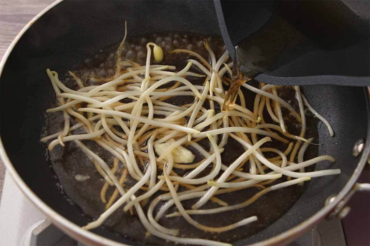 栗原はるみさん「豆もやしの黒酢あんかけ焼きそば」