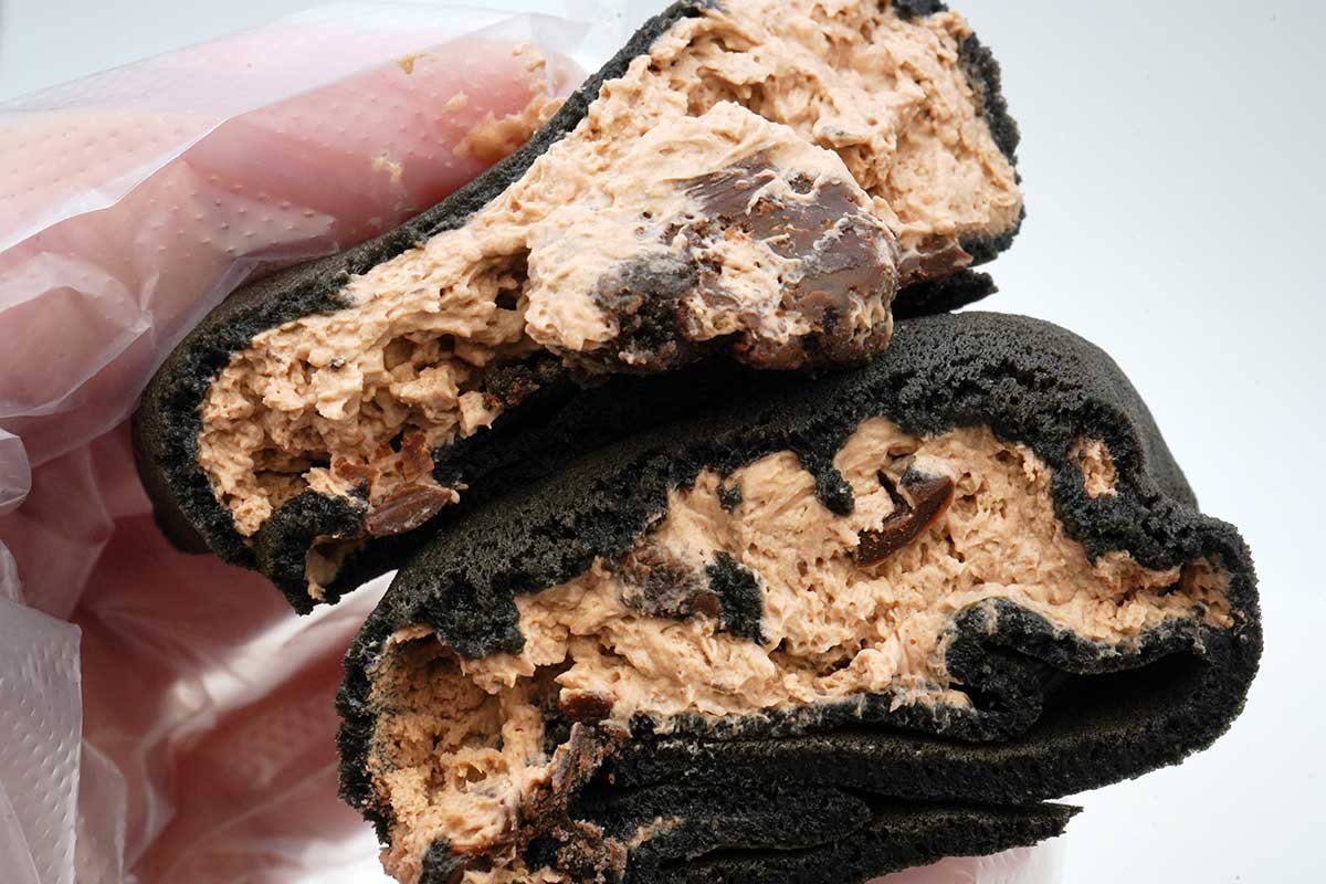 ファミマブラックサンダー　モチザクチョコクレープ