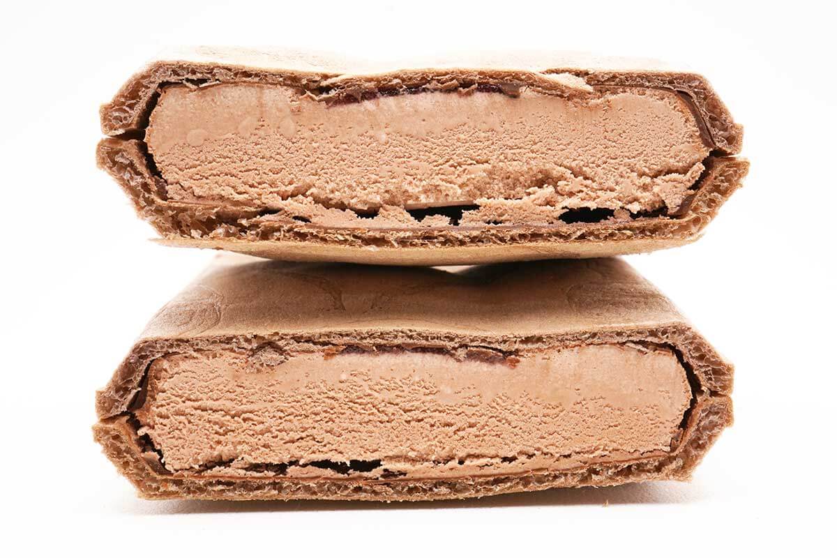 セブンストロベリーソース入りチョコレートモナカ