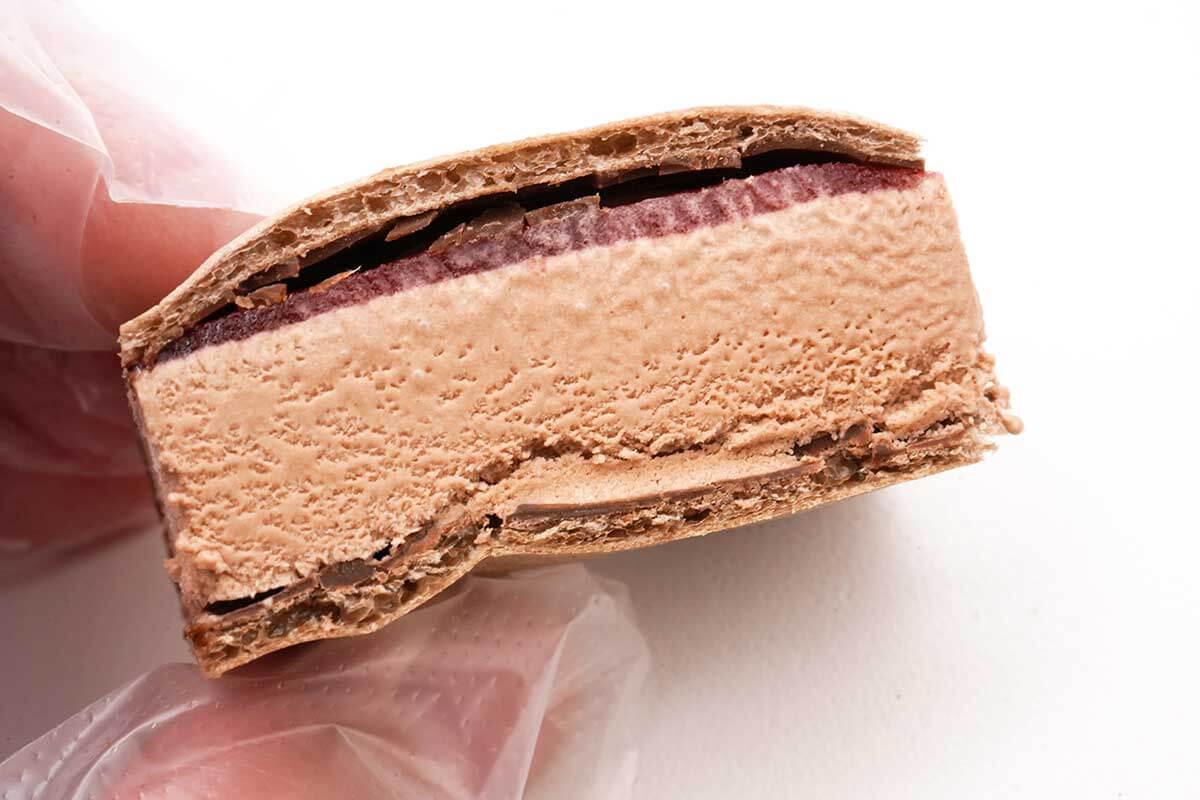 セブンストロベリーソース入りチョコレートモナカ