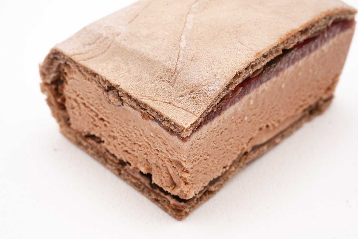 セブンストロベリーソース入りチョコレートモナカ