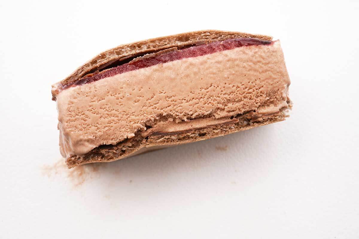 セブンストロベリーソース入りチョコレートモナカ